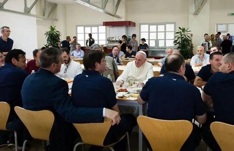 El Papa en el almuerzo en el Vaticano. (Foto: L Osservatore Romano)