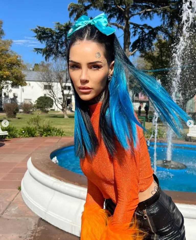 Cande Tinelli deslumbró con su cabello azul, moño a tono y original suéter naranja