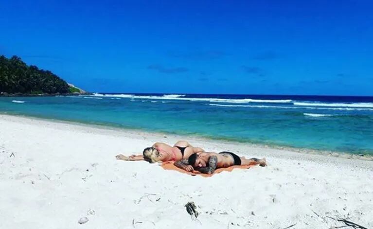 Wanda Nara y Mauro Icardi, apasionados en las islas Seychelles: mimos en la pileta y bikini sexy 