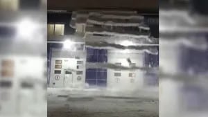 Impresionante caída de nieve desde un tejado en Rusia