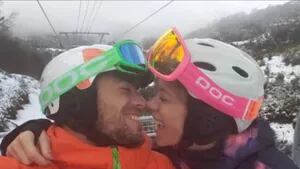 La romántica foto de Nicole Neumann con su novio en sus vacaciones en Bariloche (Foto: Captura de Instagram Stories)
