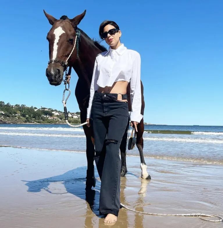 Barby Franco sorprendió con el look que eligió para posar con su caballo a orillas del mar