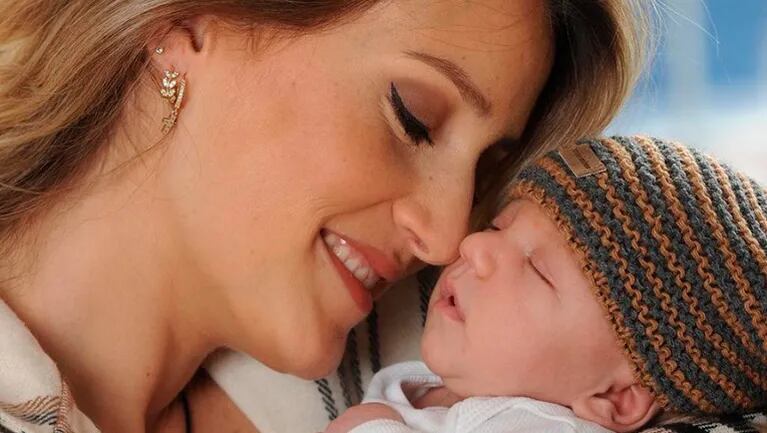 Mica Viciconte enterneció a sus seguidores con una foto de su bebé recién despierto.