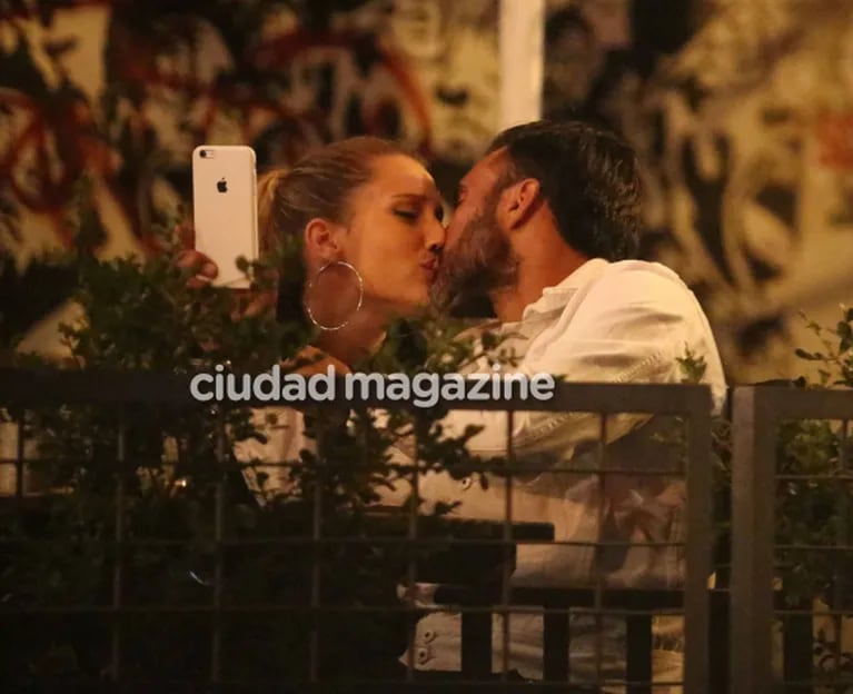 Mica Viciconte y Fabián Cubero, juntos y enamorados en un bar: sus fotos a puros besos y mimos