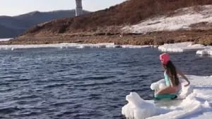 Una mujer practica la natación invernal en las frías aguas de Rusia