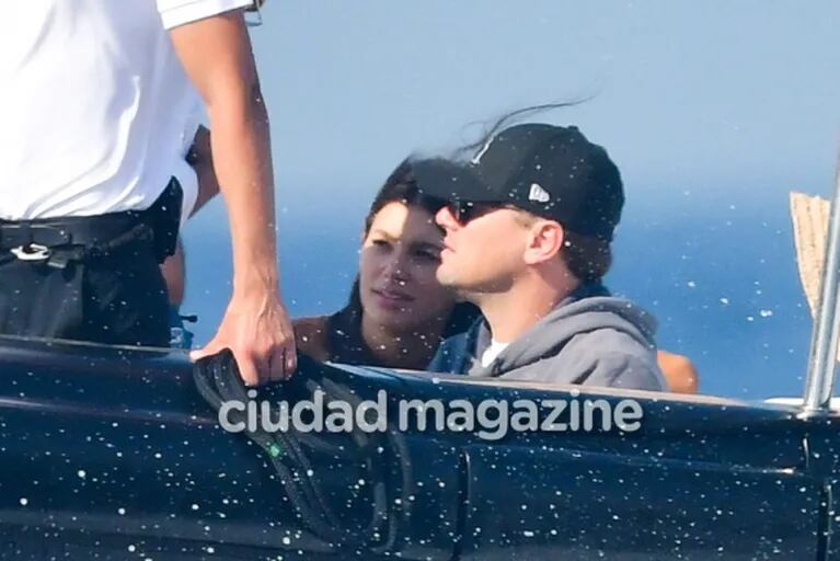 Leonardo DiCaprio y Camila Morrone, enamorados en Saint-Tropez: paseo en yate y lomazo