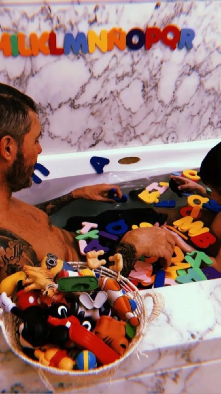 Las fotos de Marcelo Tinelli jugando y enseñándole el abecedario a su hijo Lorenzo, mientras se dan un baño