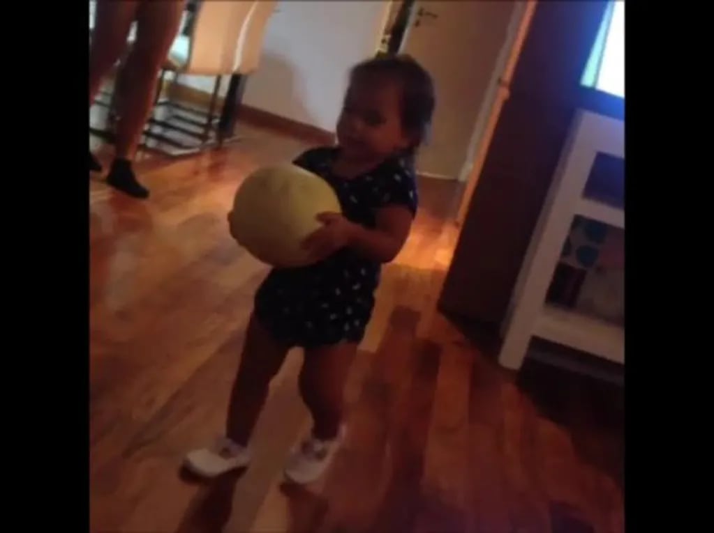 El divertido video de la hija de Cinthia Fernández jugando con un melón… y el look íntimo de Defederico que revolucionó las redes
