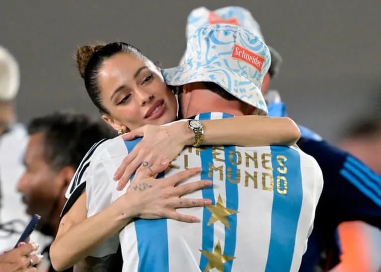 Tini Stoessel bajó al campo de juego a felicitar a Rodrigo de Paul en la fiesta de la Selección Argentina 
