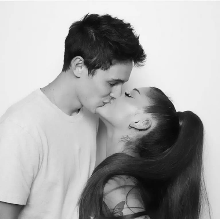 Ariana Grande se mostró por primera vez con su novio: cumple feliz a puro beso y baile
