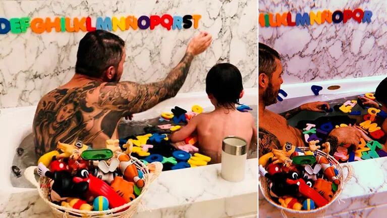 Tinelli, jugando y enseñándole el abecedario a su hijo Lorenzo mientras se dan un baño