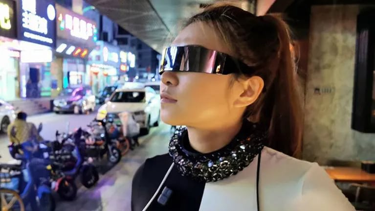 Youtuber china crea collar cyberpunk y antiespías que bloquea micrófonos