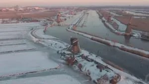 Las impresionantes imágenes desde el aire de los molinos helados en Países Bajos