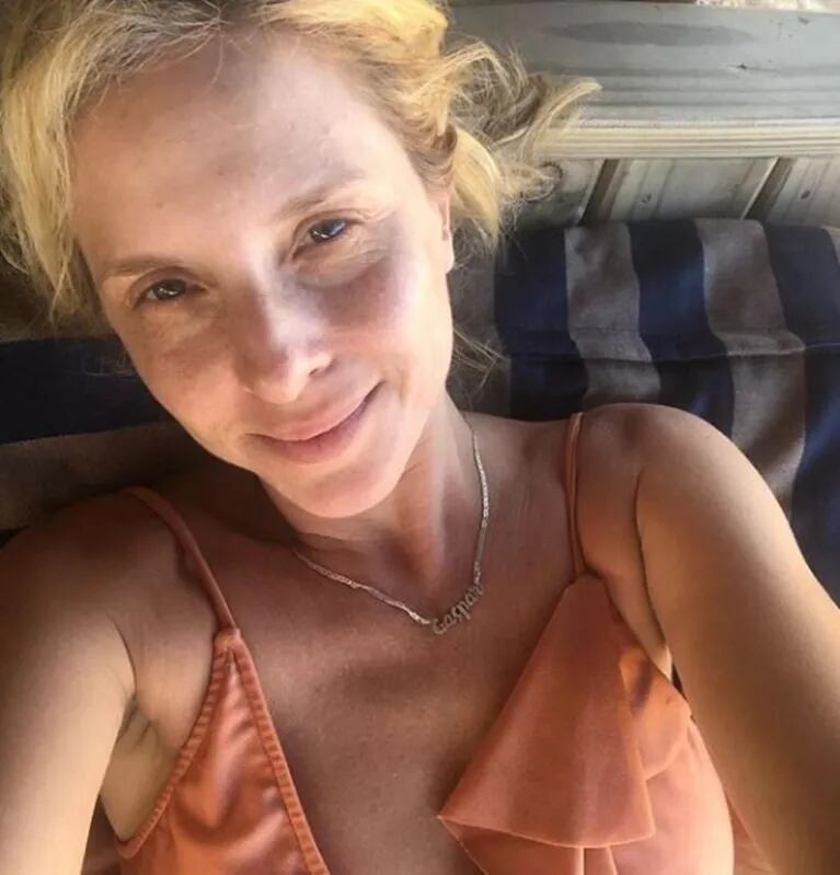 La selfie al natural de Carla Peterson, en sus vacaciones playeras: "Así, solo las líneas que el tiempo deja"