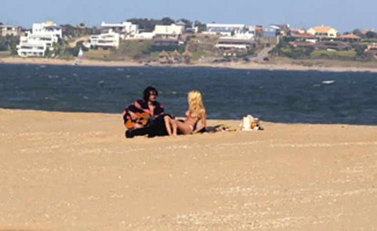 Infidelidad registrada: Nicole y Nacho, amor en la playa. (Foto: Revista Gente)