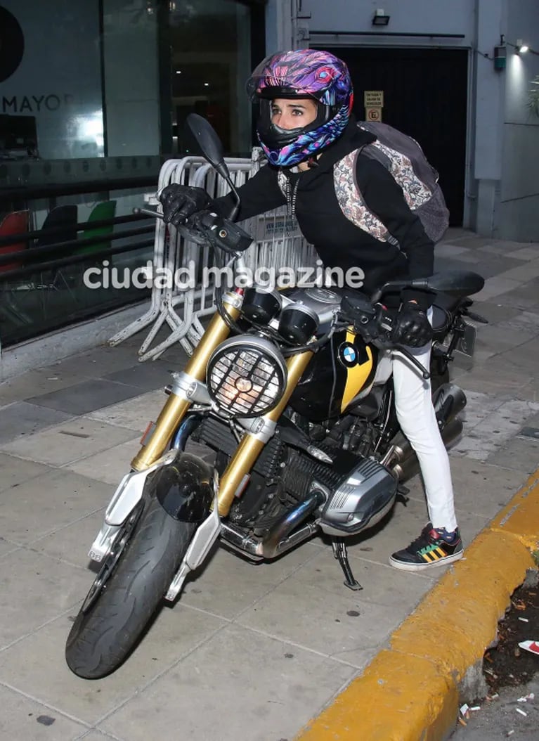 El look motoquero súper canchero de Juana Viale para ir al programa de Mirtha: mucho color y selfies con la gente