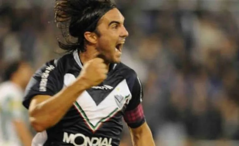 Cubero festeja un gol con su cinta violeta a cuadros. (Foto: Web)