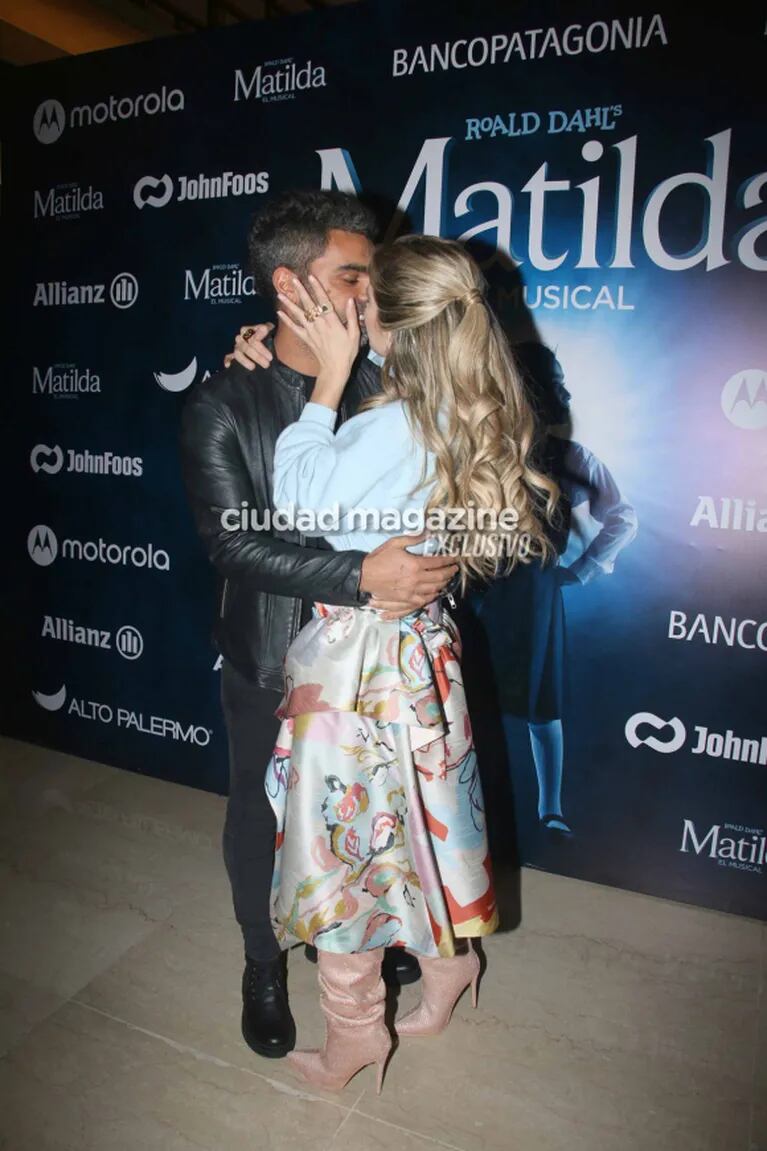 Laurita Fernández y Peluca Brusca, a los besos en la función de prensa de Matilda: las fotos de la pareja