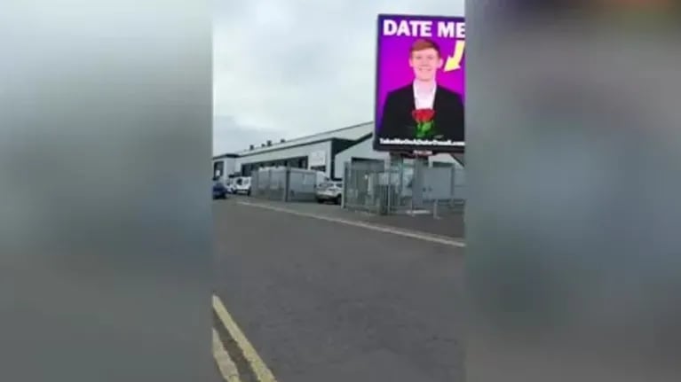Este chico contrata un cartel publicitario...¡para ofrecerse a tener una cita!