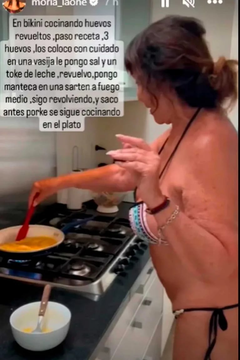 Moria Casán grabó un video cocinando huevos revueltos en bikini y se volvió viral