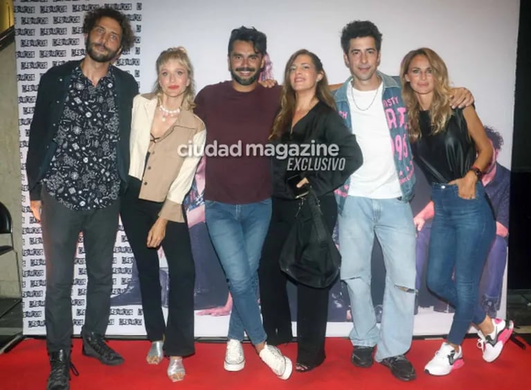 Las fotos de Francella, Mica Viciconte, Fabián Cubero, Luciano Cáceres y su novia: noche de parejitas y amigos en el teatro