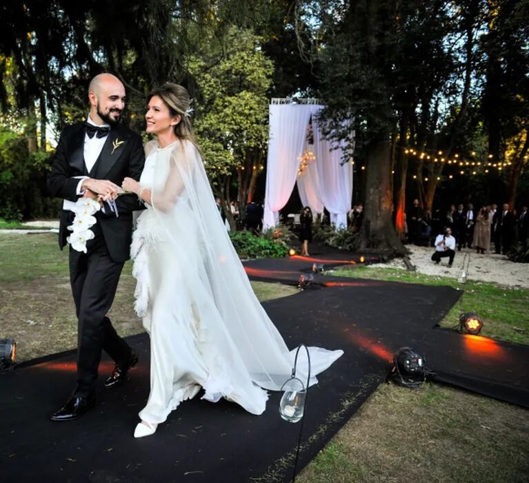 Las fotos de la fiesta de boda súper íntima de Abel Pintos y Mora Calabrese: elegancia y romance al atardecer