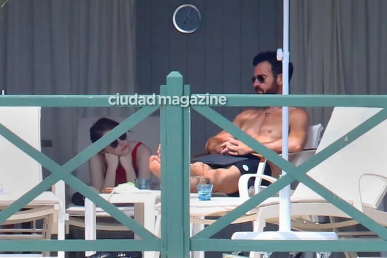Las fotos de Emma Stone, en una cabaña con Justin Theroux, recién divorciado de Jennifer Aniston: ¿hay romance?