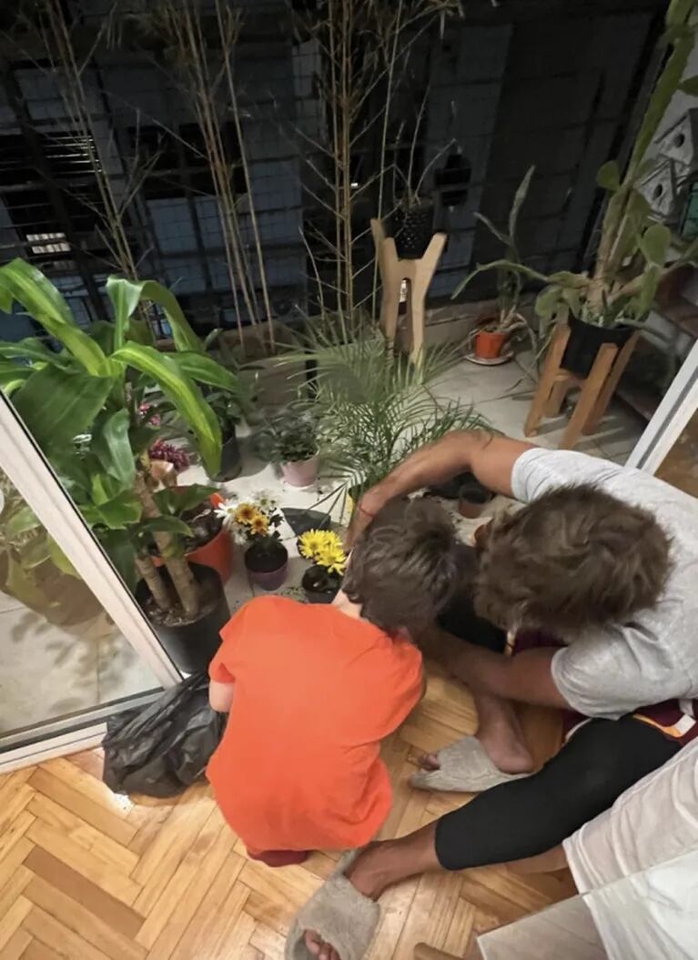 Jimena Barón compartió la primera foto de su hijo Momo con su novio Matias Palleiro: "Flores para mí"
