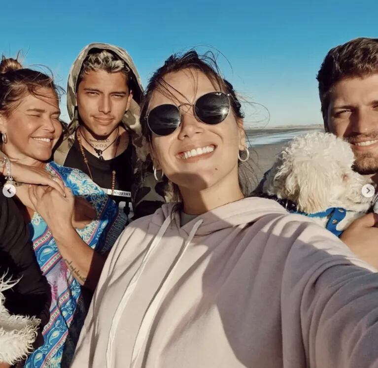 Nazarena Vélez compartió las fotos más lindas con su novio y sus hijos en Las Grutas: "Los míos"