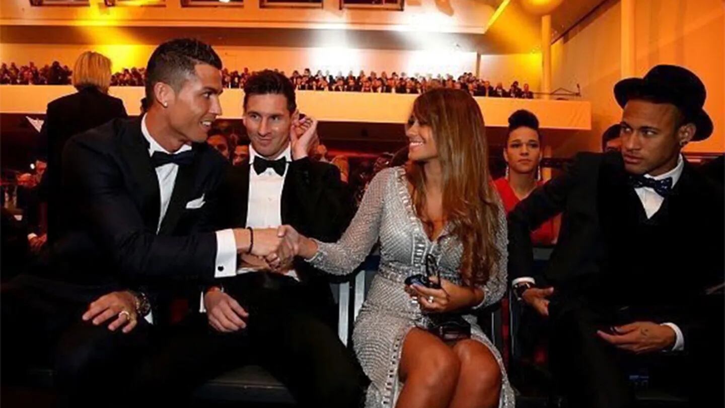 La foto de Cristiano Ronaldo saludando a Antonella Roccuzzo ante la atenta mirada de Messi: esta imagen dio la vuelta al mundo