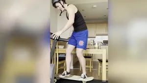 Este hombre llevó los deportes extremos al interior de su casa haciendo skate en su cinta de correr