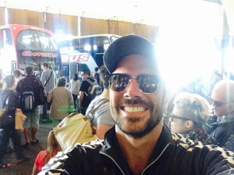 La selfie "gasolera" de Matías Alé en la terminal de Retiro. (Foto: Twitter)