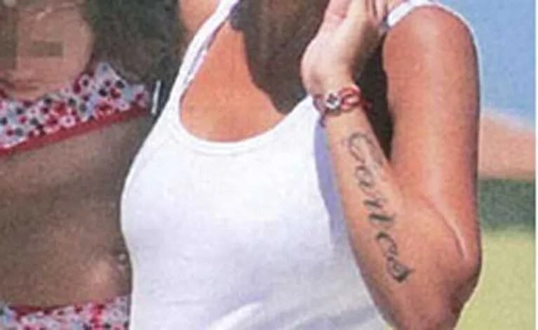 El tatuaje de Vanesa Mansilla. (Foto: revista Caras)