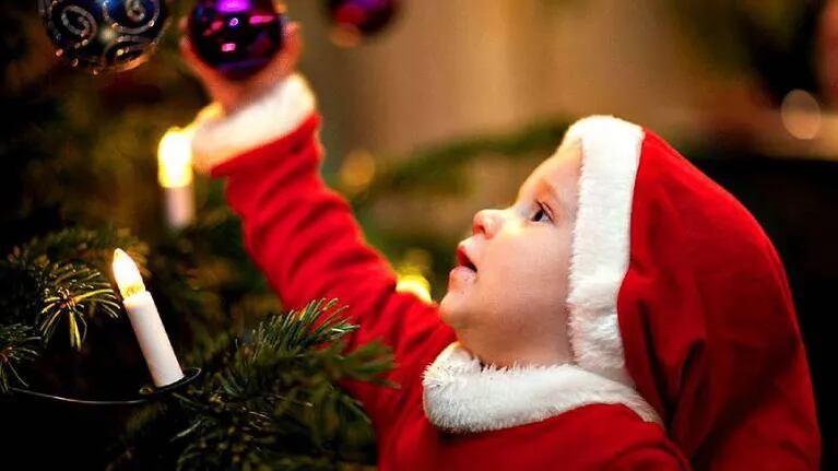 Niño se anima a decora él solo un árbol de Navidad y el resultado se vuelve viral