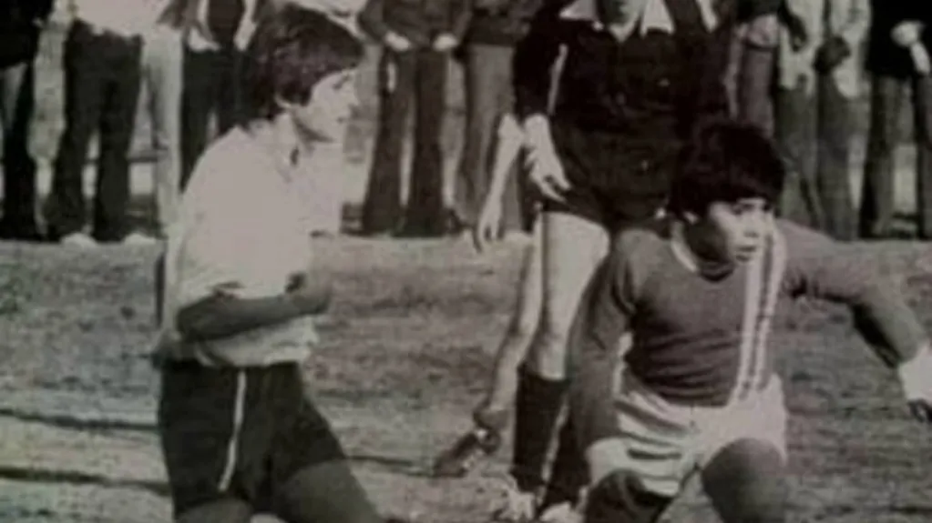 La dulce imagen de Tinelli y Diego Maradona jugando al fútbol de niños: "Cuando te hicieron bailar la conga"