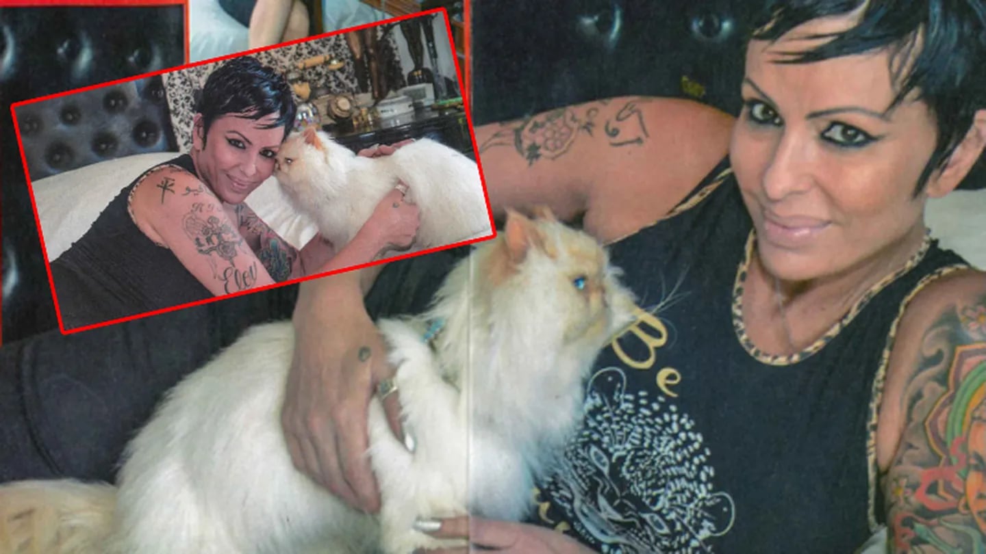 La impactante producción de fotos de Daniela Cardone con su gato embalsamado para la revista Paparazzi.