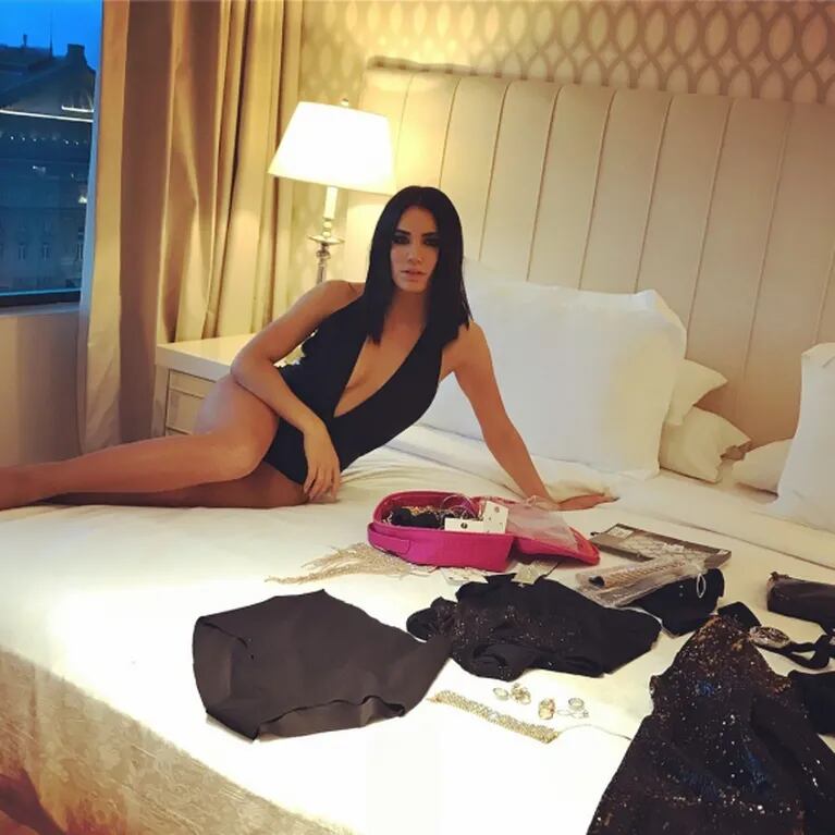 Las fotos sexies de Lali Espósito en la cama de un hotel, después de romperla en el Luna Park