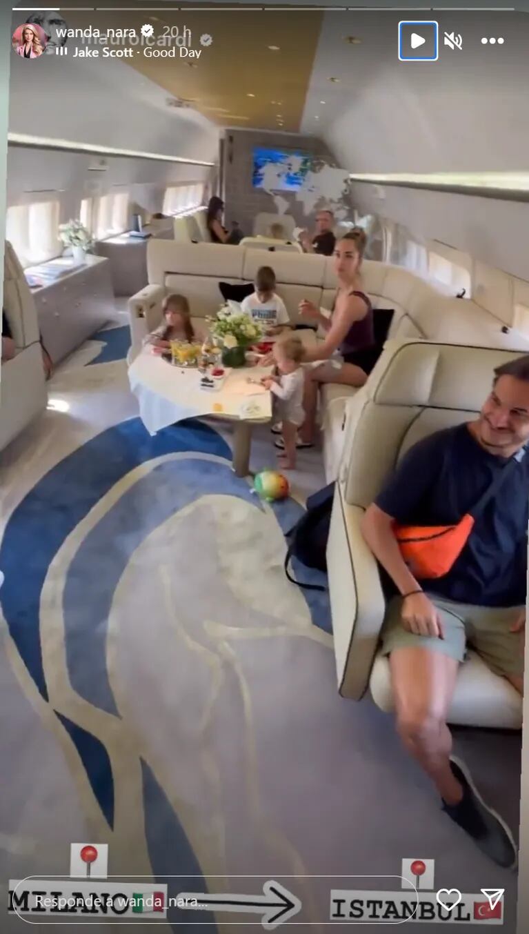 Wanda Nara mostró el interior de su avión privado: playroom para chicos y manjares de todo tipo