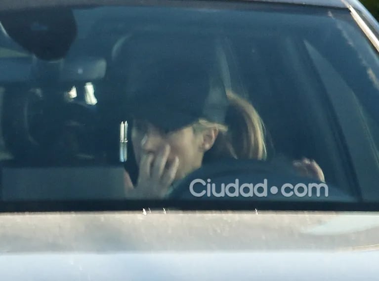 Shakira, capturada in fraganti mientras manejaba su camioneta ¡con el dedo en la nariz!