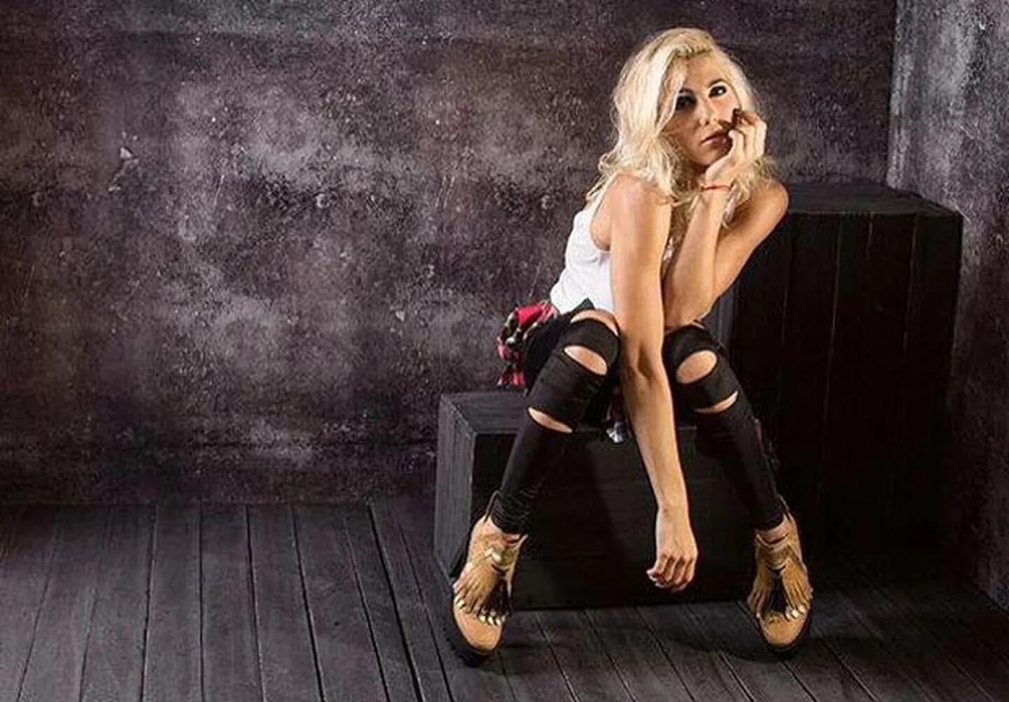 Cinthia Fernández, a puro rock y sensualidad en una campaña de moda. (Foto: Twitter)