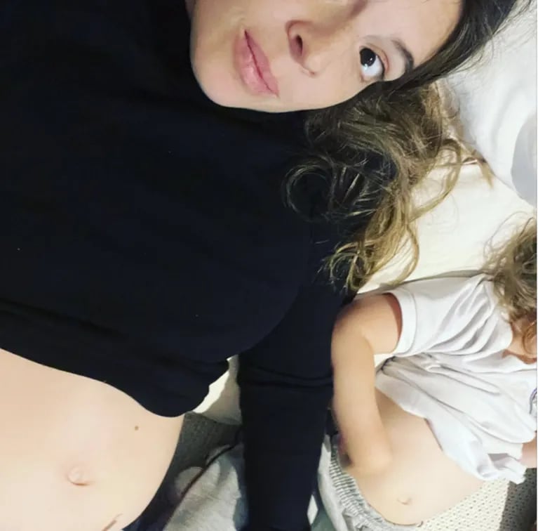 La tierna foto de Dalma Maradona mostrando su pancita de embarazada junto a su hija Roma: "Panzas al aire"