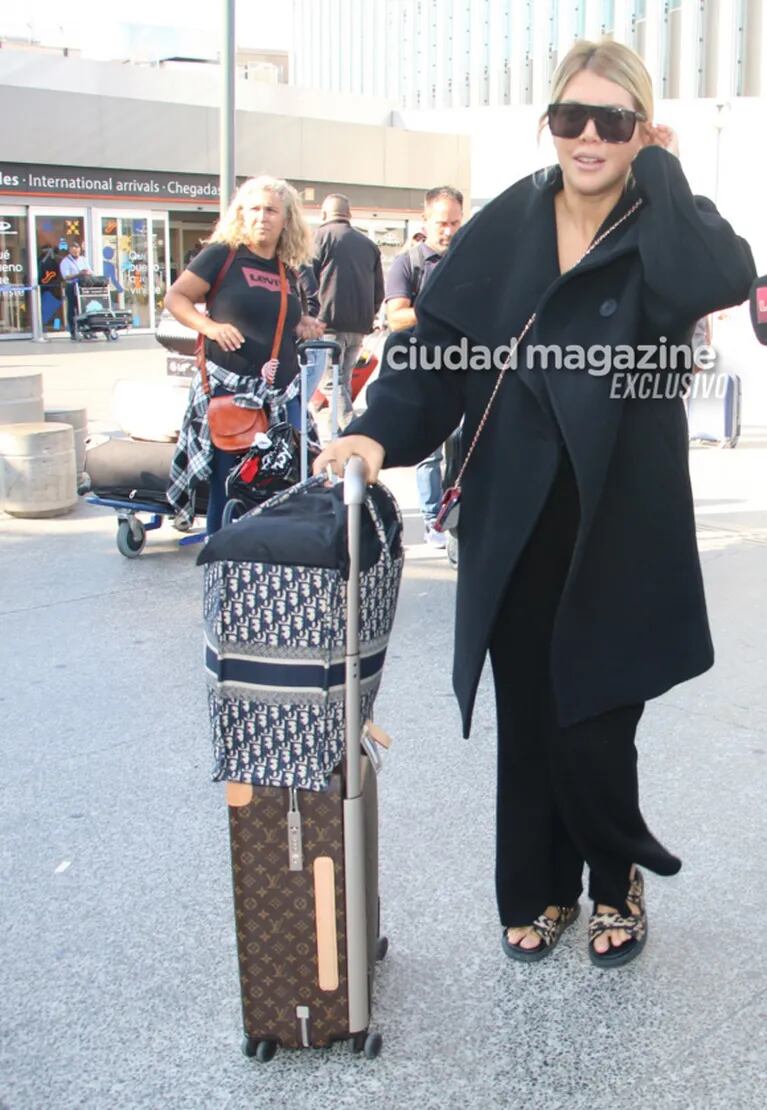 Las fotos de Wanda Nara recién llegada a la Argentina: look top de negro y un equipaje impactante