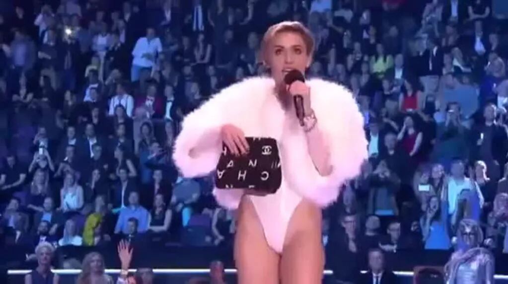 Miley Cyrus fumó marihuana en directo en los MTV Europe Music Awards 