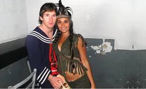 Lionel Messi, disfrazado de Quico. Su novia, Antonella Roccuzzo, de Pocahontas. ¡Crack! (Foto: Web)