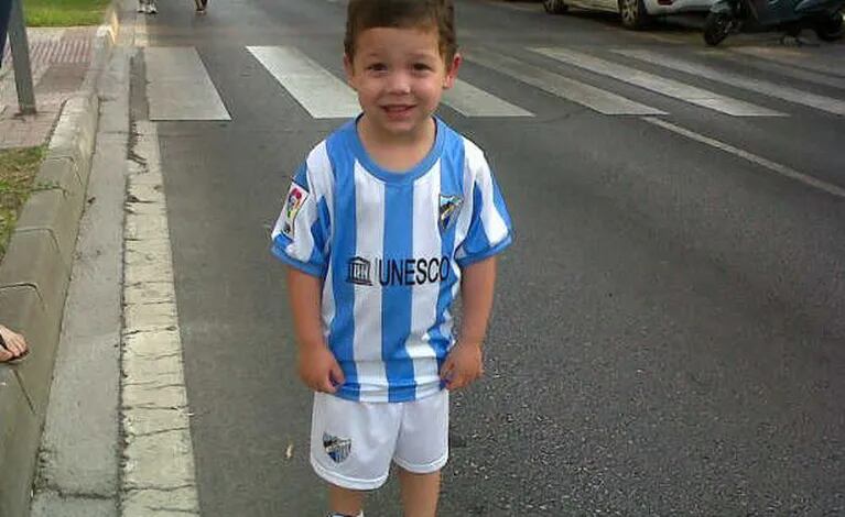 Bastian, en Málaga, esperando el partido de su padre. (Foto: Twitter)