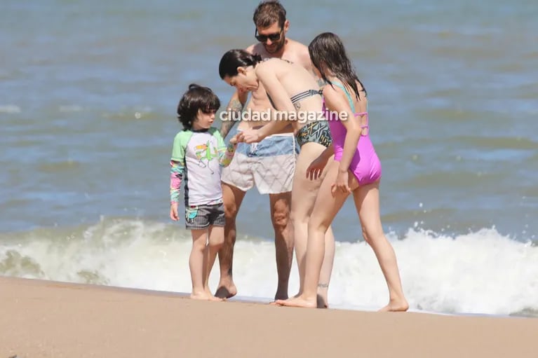 Sofía Gala, junto a sus dos hijos y su novio, Zeki Fernández, en las playas de Punta del Este. (Foto: GM Press)