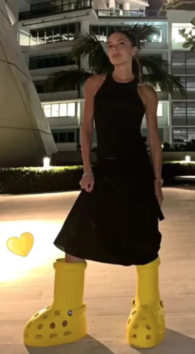 Paris Hilton y Victoria Beckham marcan tendencia con unas botas ¡gigantes! inspiradas en las Crocs