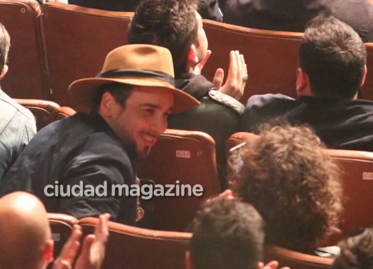 Dante Spinetta blanqueó su romance con Cala Zavaleta en los Premios Gardel: complicidad y beso apasionado  
