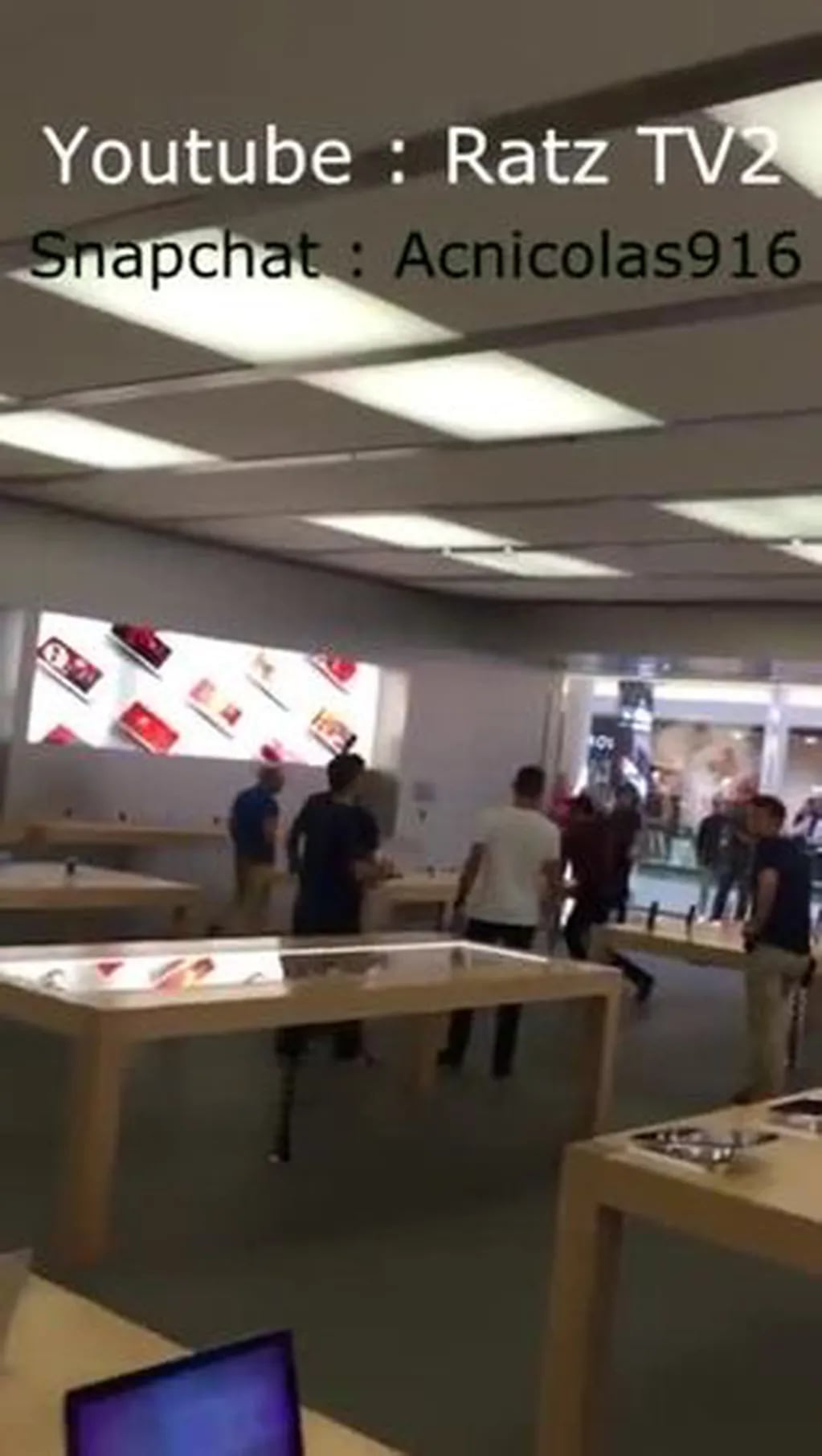 El video viral del hombre que destrozó los iPhones de un local de Apple en Francia