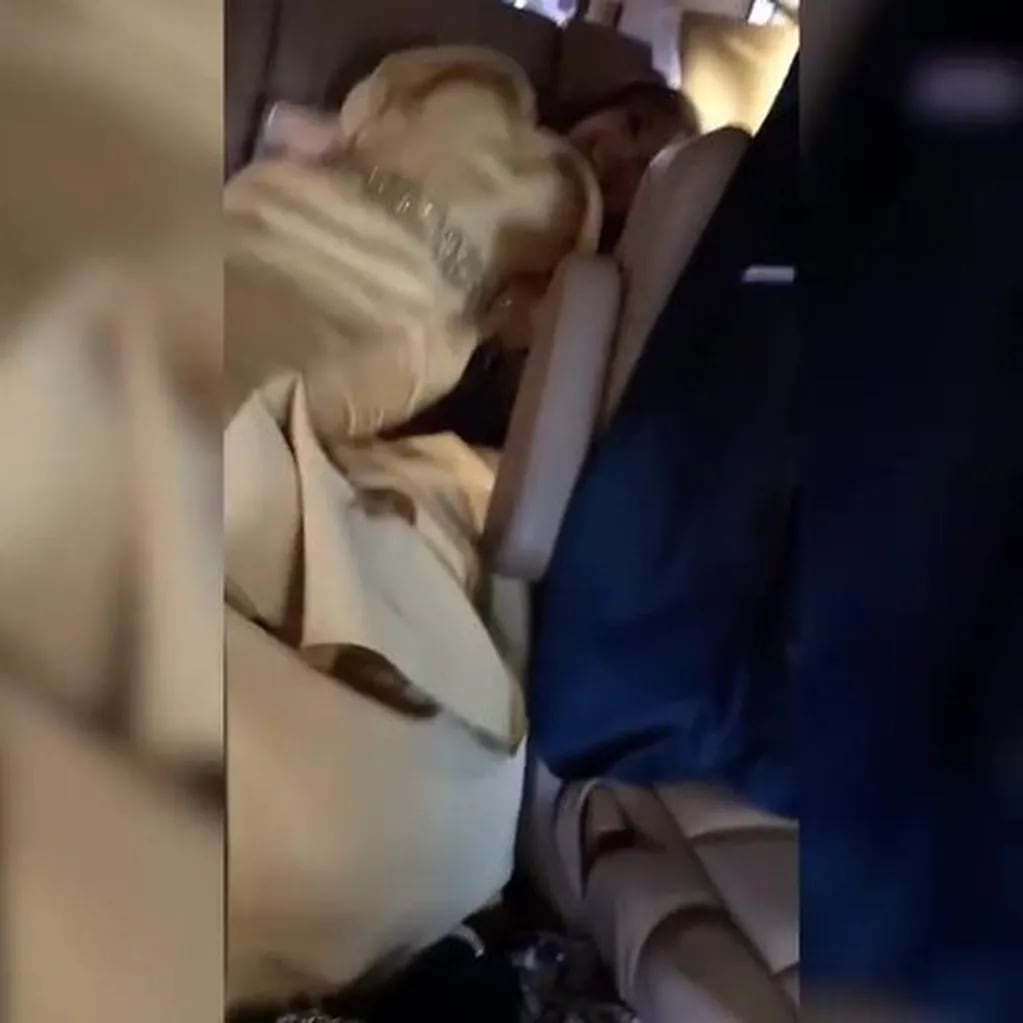 El video de Thalia cambiándose en el auto en viaje a la ceremonia de los premios Tony